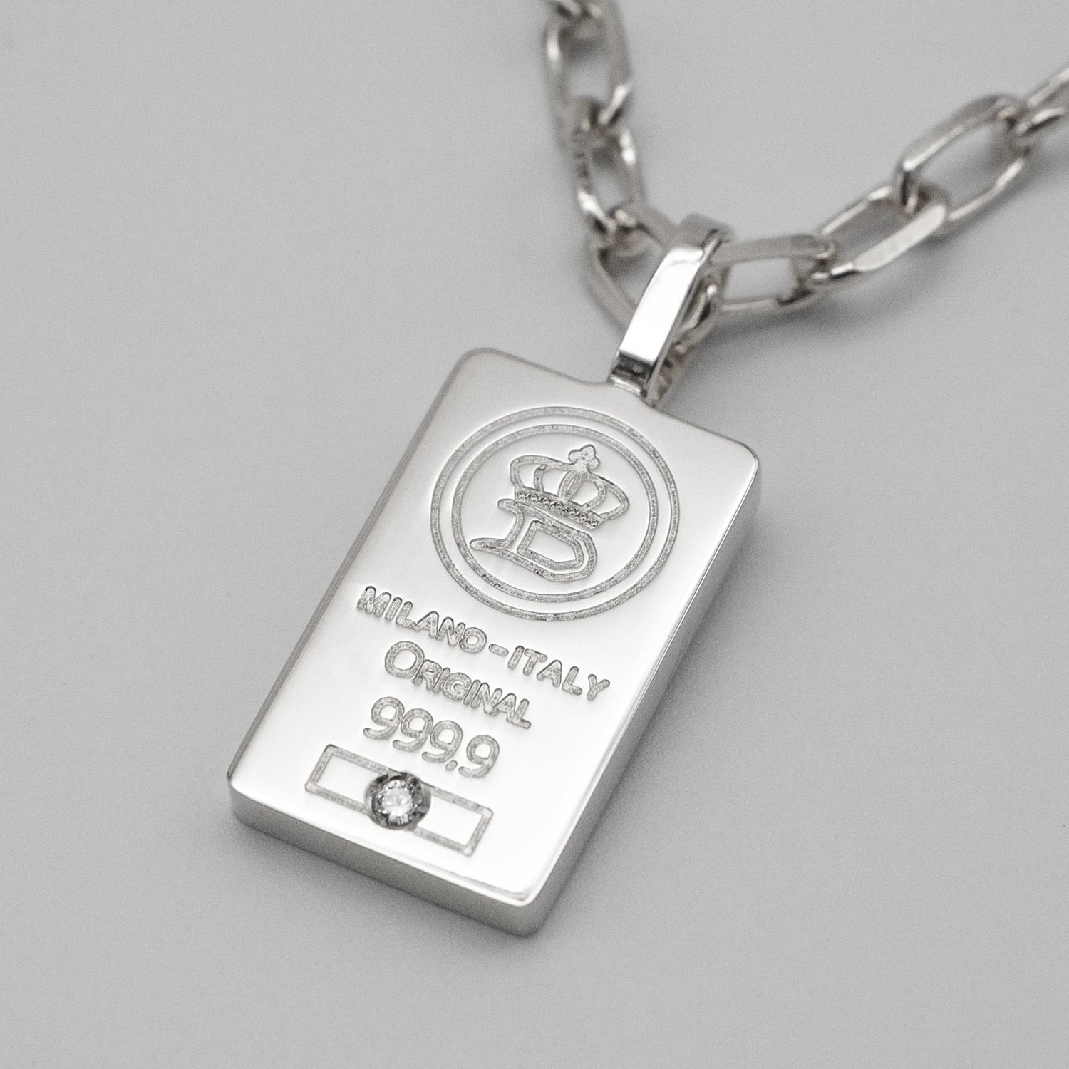 VERA NECKLACE | WHITE GOLD · pendant detail