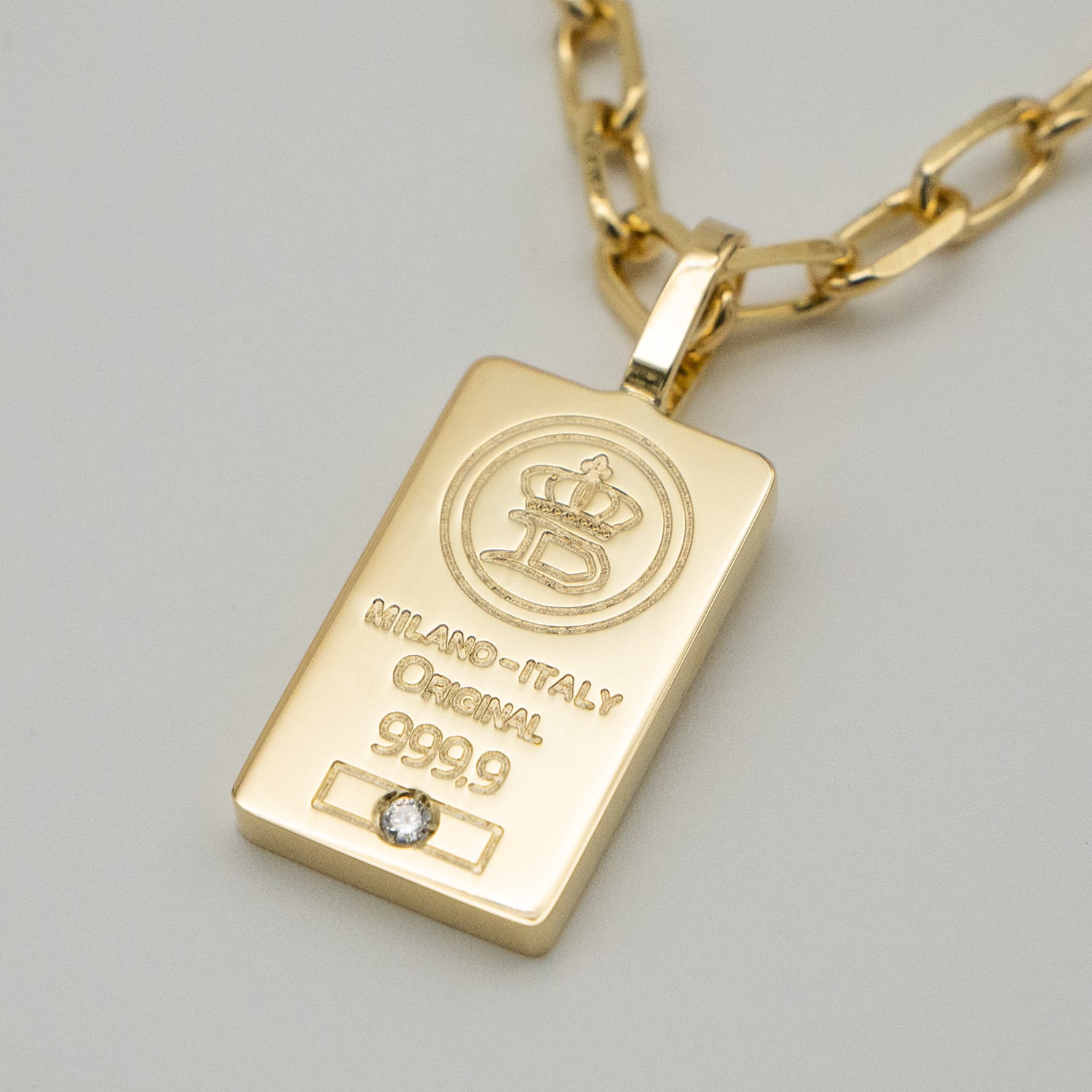 VERA NECKLACE | GOLD · pendant detail