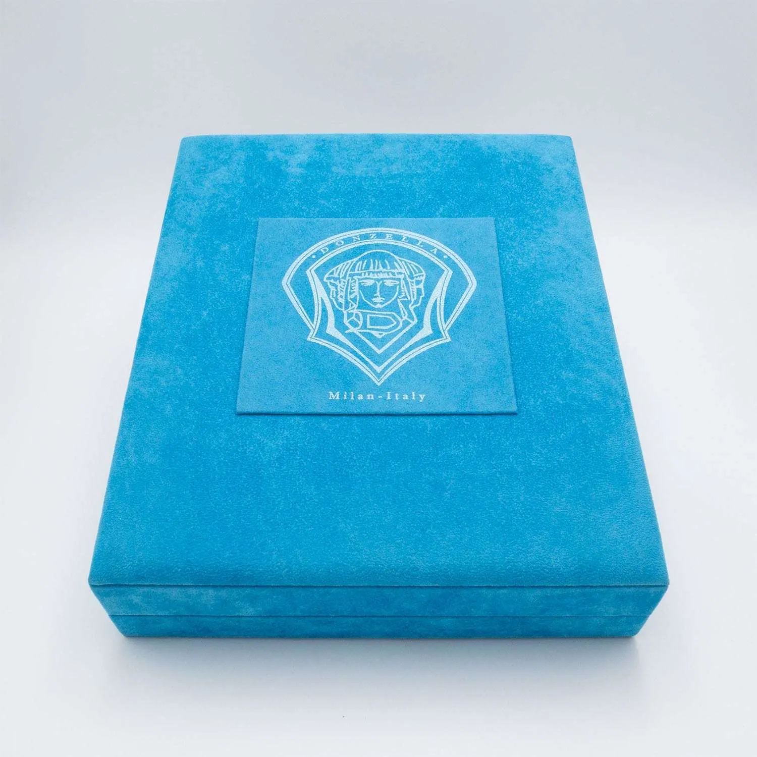 PACKAGING 8 Azure Velvet case, closed