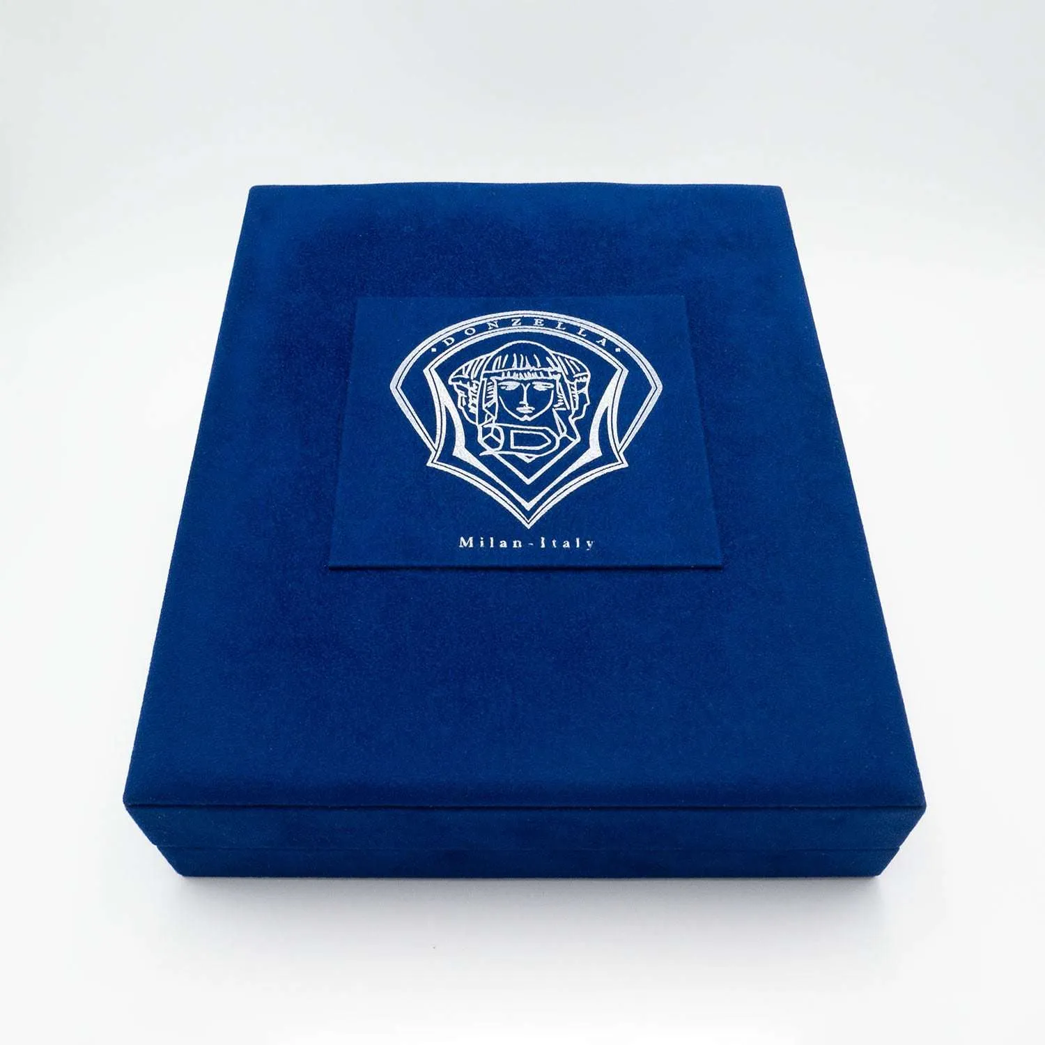 PACKAGING 16 Sapphire Velvet case, closed