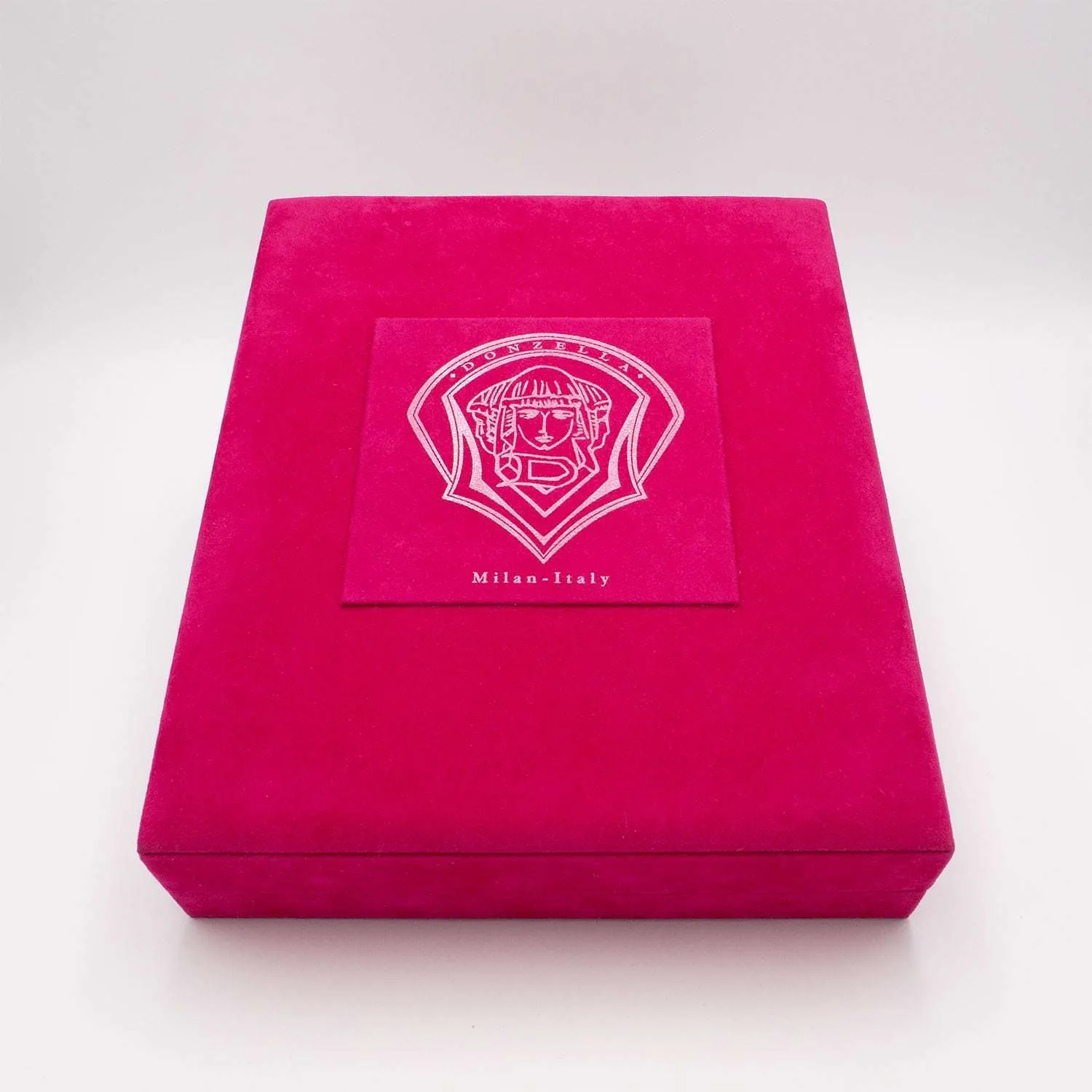 PACKAGING 18 Fuchsia Velvet case, closed