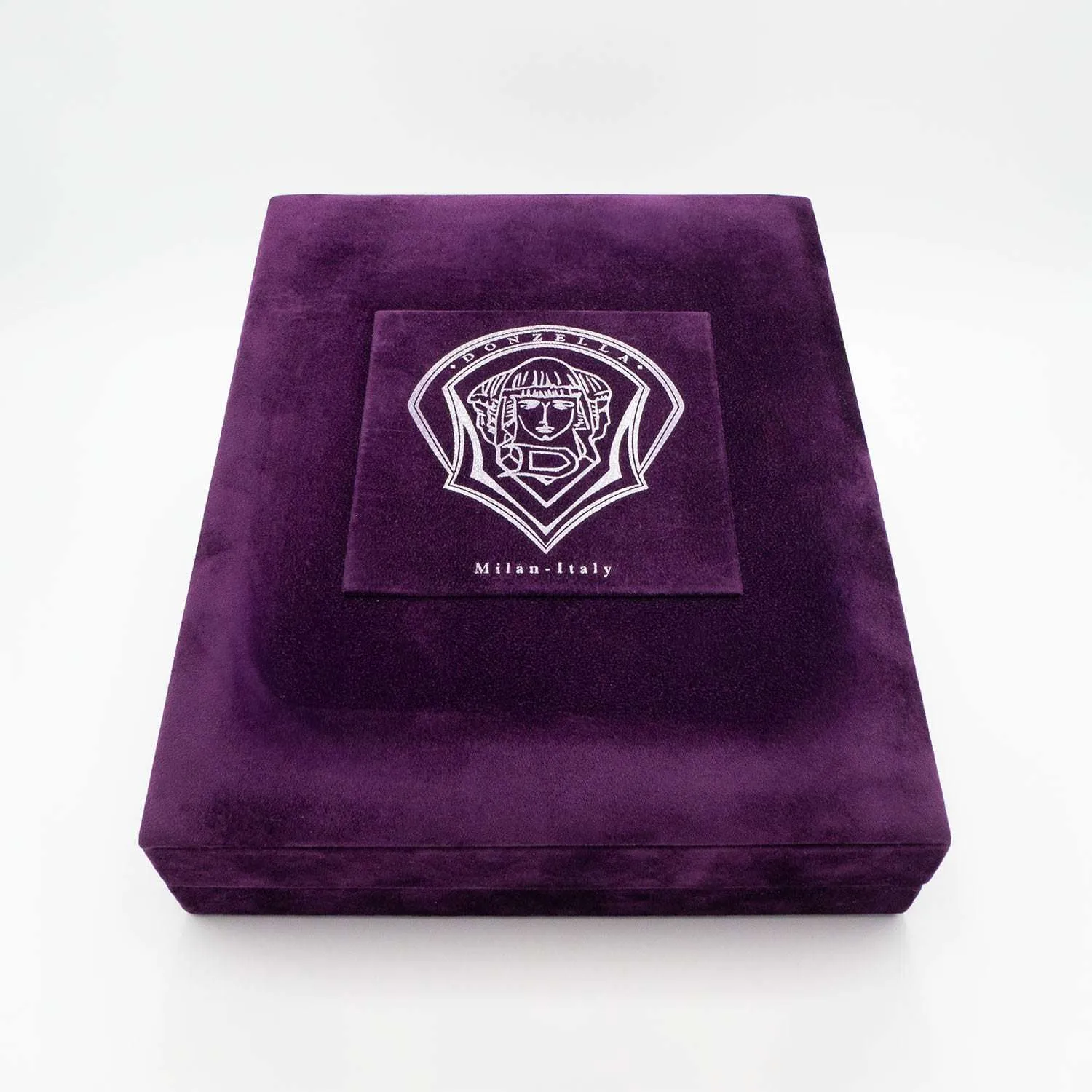 PACKAGING 14 Imperial Velvet case, closed