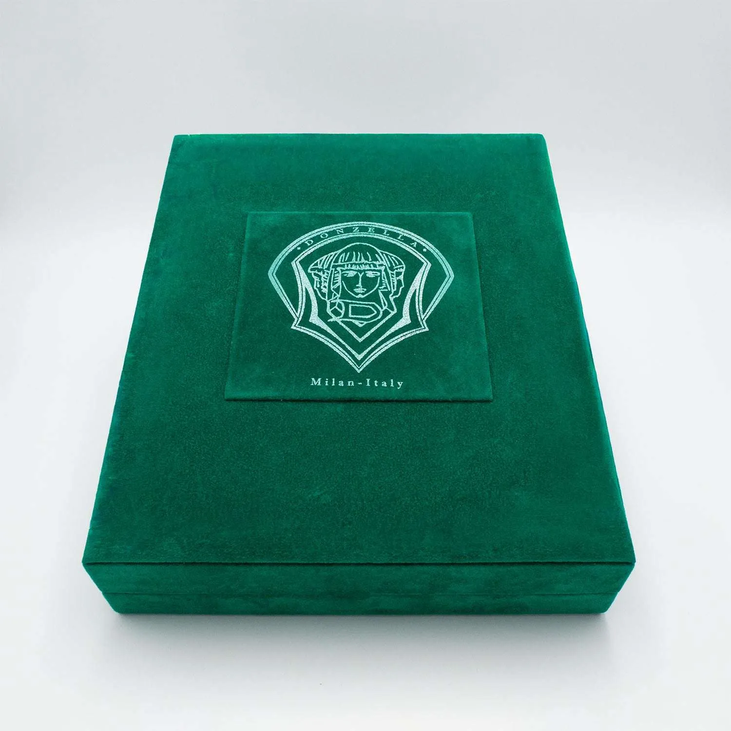 PACKAGING 10 Emerald Velvet case, closed