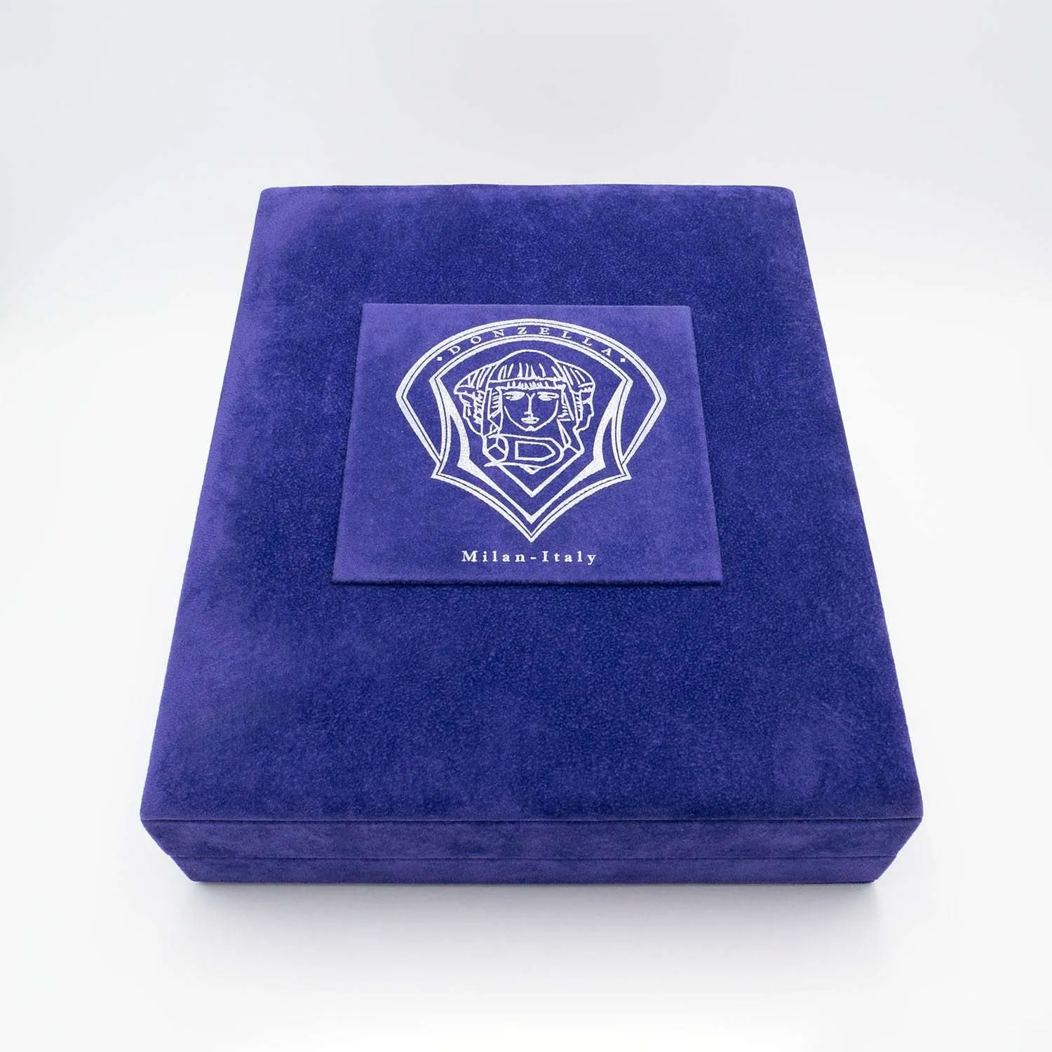 PACKAGING 20 Indigo Velvet case, closed