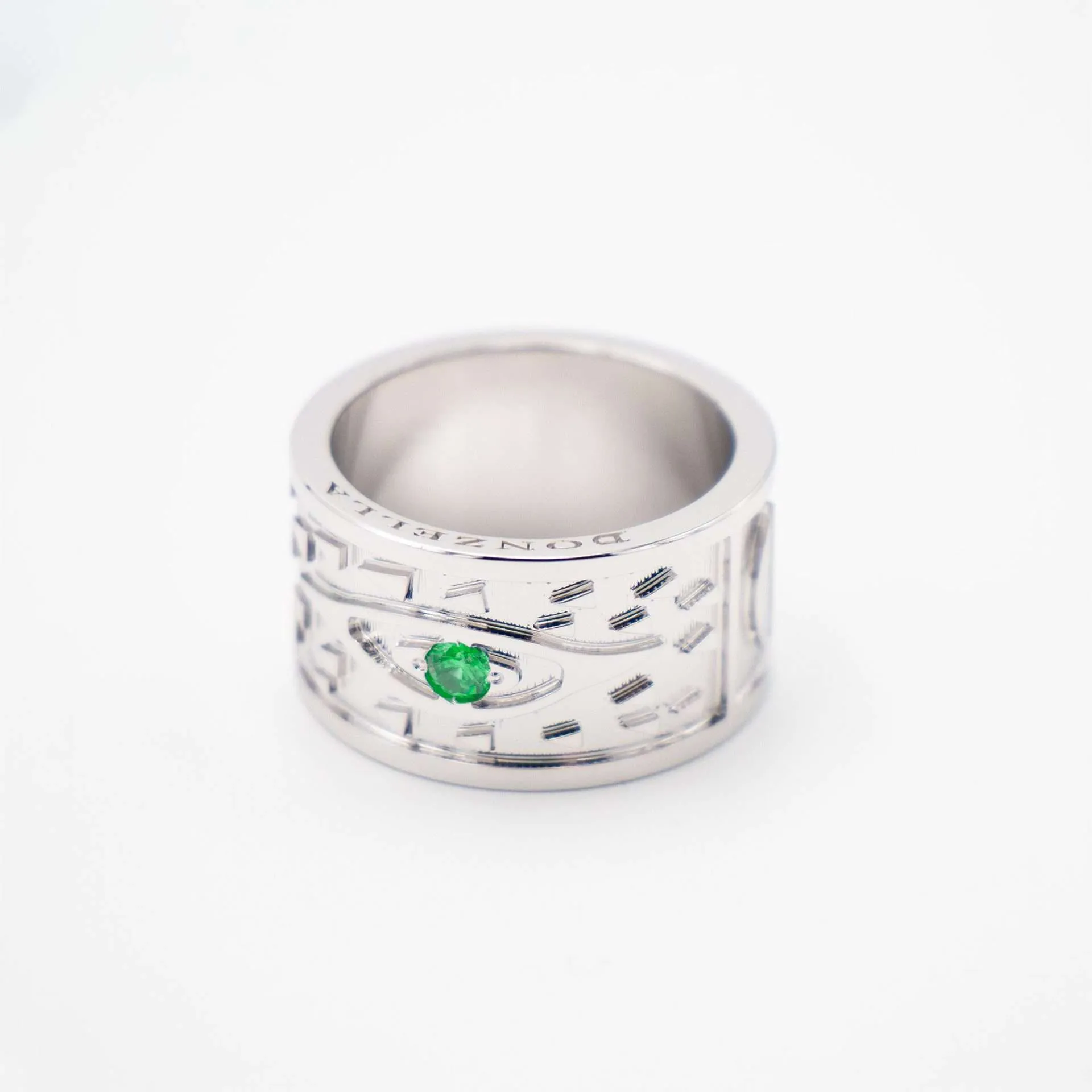 ADELE RING | WHITE GOLD · pendant detail