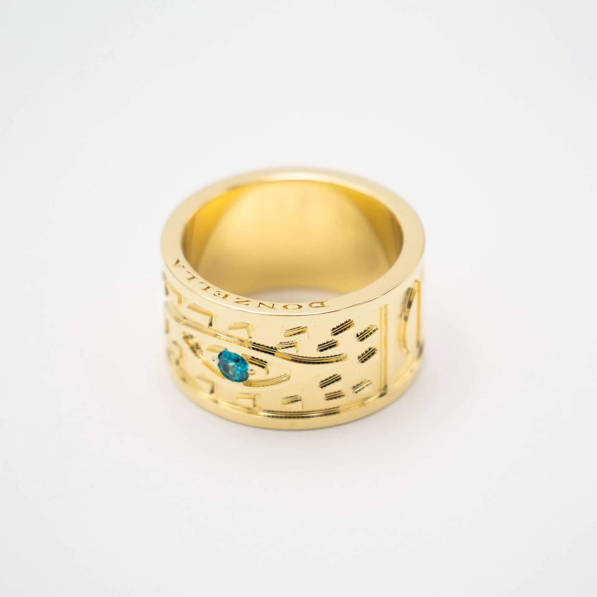 ADELE RING | GOLD · pendant detail