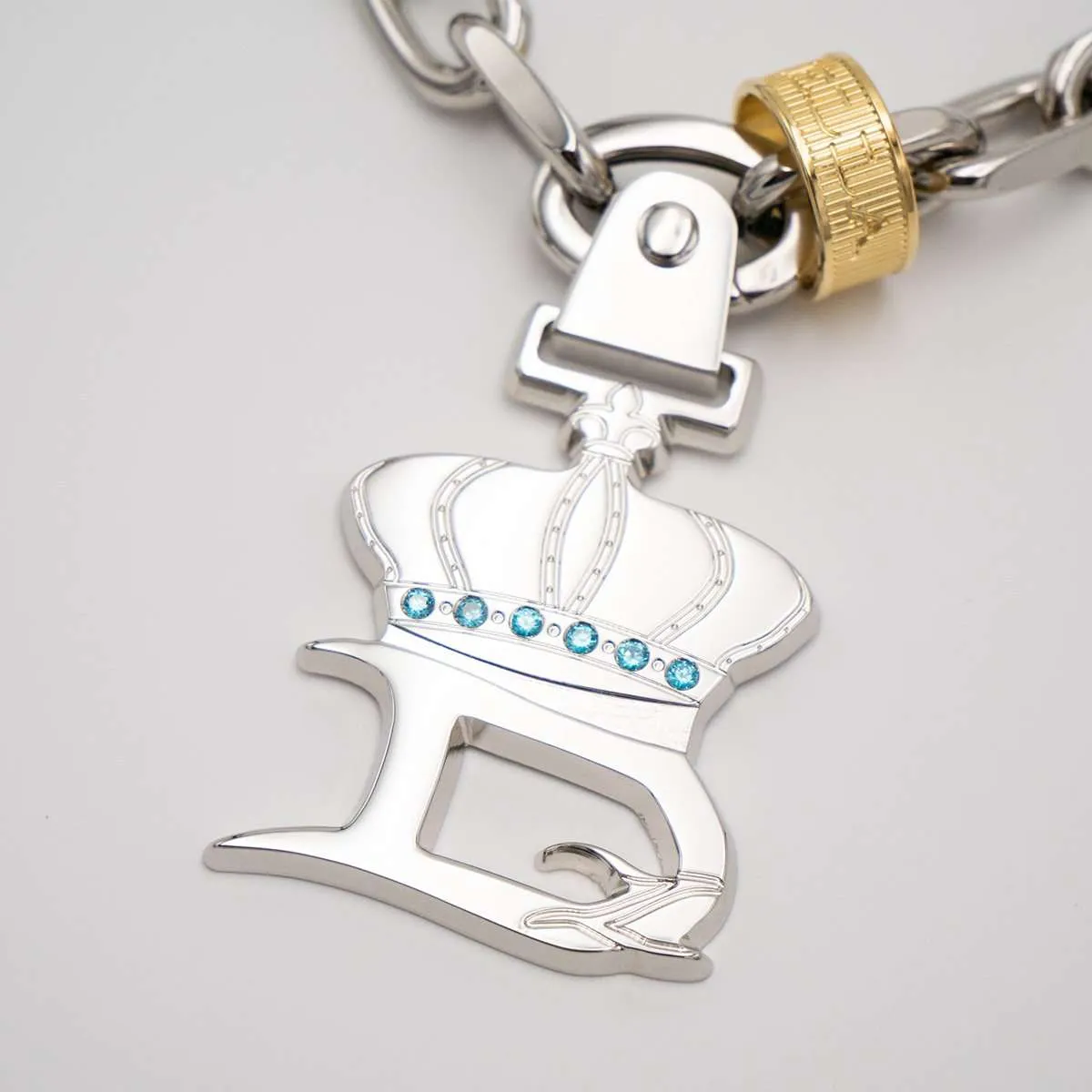 CLOSSER NECKLACE | WHITE GOLD · pendant detail