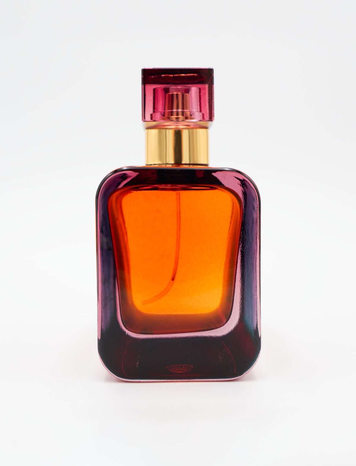 Come testare il profumo a casa, nel modo giusto 3 Il flacone di Lorà eau de parfum da 100 ml, visto di lato
